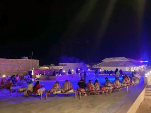 Bazén v ubytování Dashing Desert Camps & Resort nebo v jeho okolí