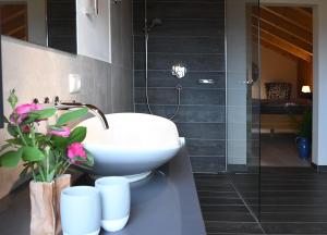 W łazience znajduje się umywalka i prysznic. w obiekcie Chalet Zauberberg w mieście Zwiesel