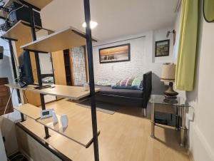 ein Wohnzimmer mit einem Sofa und einem Tisch in der Unterkunft Keltenpfad-Taunus Naturnah 