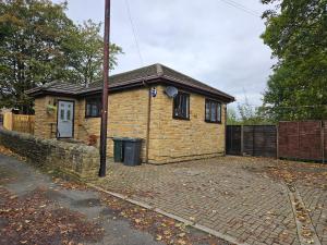 ブラッドフォードにあるLister Park Bradford 2bed Detached Cottage House Parking Cinema Screen Games Roomの小さなレンガ造りの家