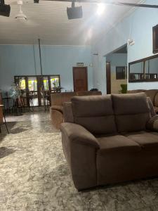sala de estar con sofá y mesa en Pousada Neide, en São Gabriel