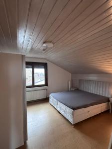 ジンメラートにあるAppartment Nationalpark Eifelのベッドルーム1室(屋根裏部屋に大型ベッド1台付)