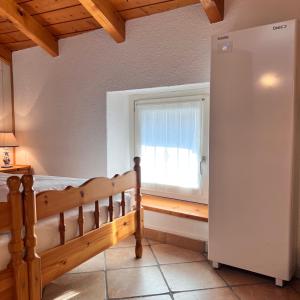 Schlafzimmer mit einem Bett und einem Fenster in der Unterkunft La Solatìa in Porto Ceresio
