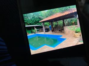 a view of a swimming pool in a house at Recanto Abadia in Ribeirão