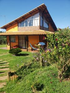 uma casa com um jardim em frente em Casa do Rogério em Santana do Riacho