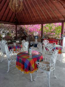 Meyahualco的住宿－The Bridge Apartment，一张桌子和椅子,上面有五颜六色的桌布