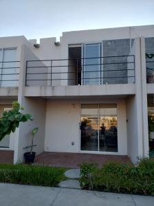 a large white house with a balcony at Casa de descanso en residencial in Tlayecac