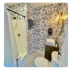 La salle de bains est pourvue d'un rideau de douche noir et blanc à motifs. dans l'établissement Toadhaus Studio in quiet residential neighborhood ATHENS, à Athens