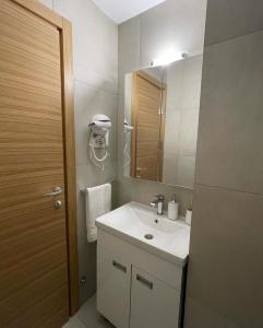 a bathroom with a sink and a mirror at SKY PEAK KRALJEVI ČARDACI APARTMENT in Kopaonik