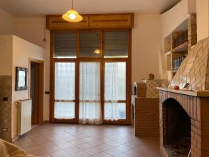 a living room with a door and a fireplace at Il Rifugio in San Giacomo degli Schiavoni