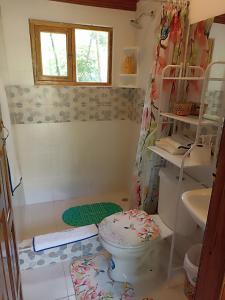 ein Bad mit einem WC und einem Waschbecken in der Unterkunft Green Bamboo Lodge in San Francisco de Borja
