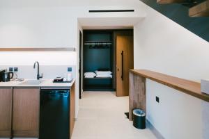 Do dyspozycji Gości jest otwarta kuchnia ze zlewem oraz sypialnia. w obiekcie LAN-GO SIVOTA Luxury Living w mieście Sivota