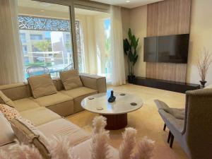 Μια τηλεόραση ή/και κέντρο ψυχαγωγίας στο Stunning 2 BR/ Free Beach & Pool Access @ Mangroovy, El Gouna