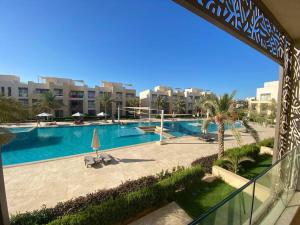 uitzicht op een zwembad in een resort bij Stunning 2 BR/ Free Beach & Pool Access @ Mangroovy, El Gouna in Hurghada