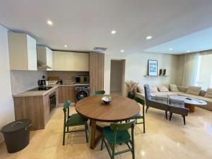 Η κουζίνα ή μικρή κουζίνα στο Stunning 2 BR/ Free Beach & Pool Access @ Mangroovy, El Gouna