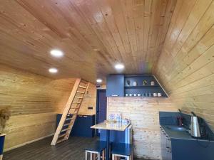 uma cozinha com um tecto de madeira e uma escada em Kartepe Vista Bungalov em Kartepe