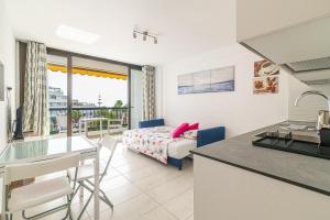 a kitchen and a living room with a bed and a table at Viña del Mar, Disfruta del Relax in Playa de las Americas