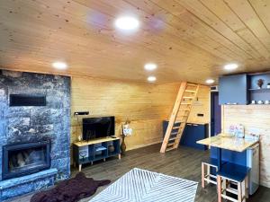 sala de estar con chimenea y techo de madera en Kartepe Vista Bungalov en Kartepe