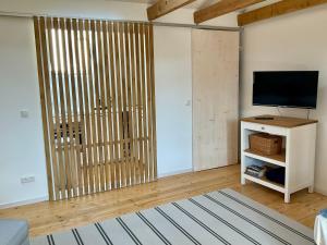 Una televisión o centro de entretenimiento en Lorenzo Appartements