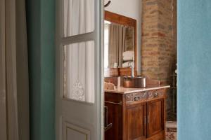 - une cuisine avec un évier et un miroir dans l'établissement Tenuta Bricchi, à Sinio