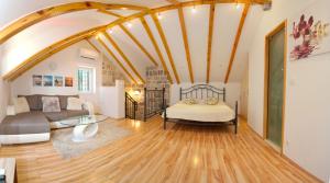 un soggiorno con un letto e un divano di House Sandra 2 a Spalato (Split)