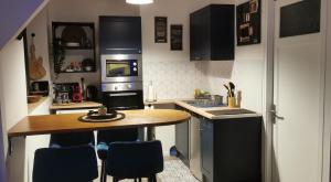 Una cocina o zona de cocina en Reims Appart - Idéal pour Pro en déplacement *Wifi rapide *Vue panoramique *Parking facile