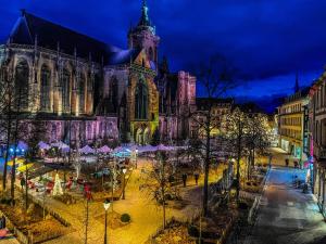 una vieja iglesia con un mercado de Navidad delante de ella en Le Cathedral View Colmar - Centre Historique - Parking privé gratuit, en Colmar