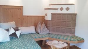 Habitación con mesa y banco con almohadas en Ferienhaus Brennerbauer, en Lofer