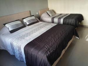 zwei Betten nebeneinander in einem Zimmer in der Unterkunft Appartement de 90 m2 en 1ere ligne face a l'ocean in Vila Praia de Âncora