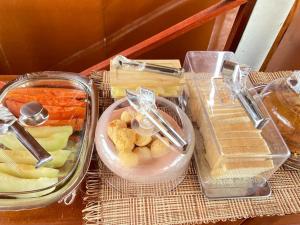 trois récipients en plastique contenant des denrées alimentaires sur une table dans l'établissement Essência de Atins, à Atins