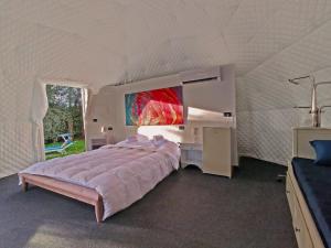 伊特里的住宿－Glamping Domes San Martino，帐篷内一间卧室,配有一张大床