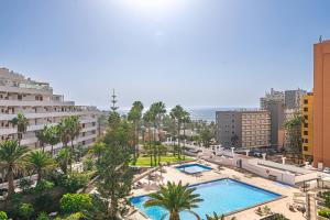 an aerial view of a city with two pools and palm trees at Viña del Mar, Disfruta del Relax in Playa de las Americas