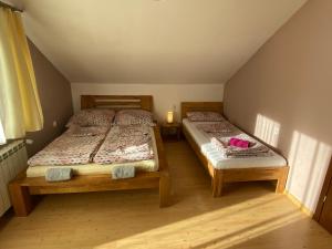 two twin beds in a room with at Nad Strumykiem APARTAMENT in Ochotnica Dolna