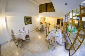 Gran Bolivar Hotel - Trujillo, Perú في تروخيو: اطلالة علوية على مطعم به طاولات وكراسي