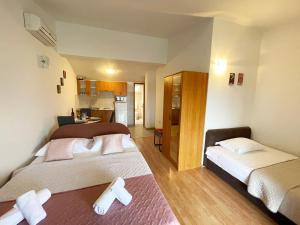 En eller flere senge i et værelse på Apartments Mira