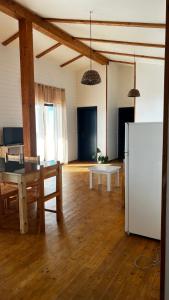 uma sala de estar com uma mesa e um frigorífico em Kaia Beach House Boa Vista Front Sea View Apartments em Sal Rei