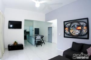 sala de estar con sofá y mesa en Skylight Suites Hotel, en San Felipe de Puerto Plata