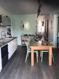 een keuken met een tafel en stoelen in een kamer bij Appartement face à l'ilet Gosier in Le Gosier