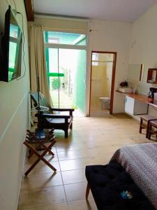 uma sala de estar com vista para uma casa de banho em Green Lodge Eco Life Hotel em Florianópolis