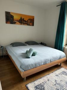 ein Bett mit zwei Kissen darauf in einem Schlafzimmer in der Unterkunft Chambre double vue lac Montreux centre in Montreux