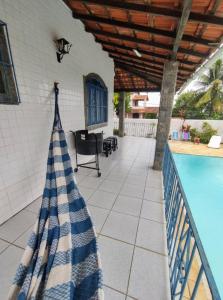 um pátio com uma piscina ao lado de uma casa em Casa Alto da Boa Vista - 3 quartos em Araruama