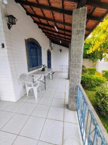 d'une terrasse avec une table et un toit en bois. dans l'établissement Casa Alto da Boa Vista - 3 quartos, à Araruama