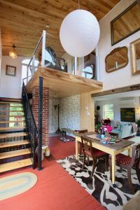 uma sala de estar com uma mesa e uma escada em Oyster Shell Cottage em York