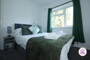 - une chambre avec un lit et des serviettes dans l'établissement Highfield House, Great Location, Free Parking, à Bath