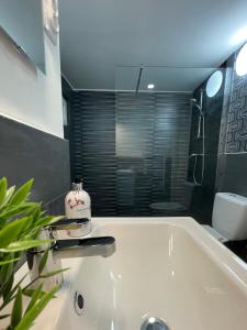 een badkamer met een bad en een fles zeep bij Nefelejcs apartman (Netflix) in Boedapest