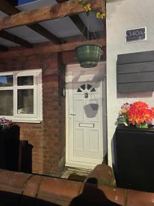 een huis met een witte deur en een raam bij Airstaybnb in Manchester