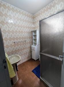 La salle de bains est pourvue d'un réfrigérateur et d'un évier. dans l'établissement Casa Alto da Boa Vista - 3 quartos, à Araruama