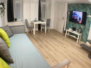 een woonkamer met een bank en een tafel bij Nefelejcs apartman (Netflix) in Boedapest