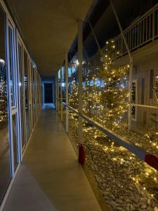 un pasillo de un edificio con luces de Navidad en ИксаОтель en Shymkent