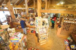 una vista aérea de una tienda con gente en una tienda en Deluxe Mountain Fox Suite Jiminy Peak - Ski On Off - Fully Redone Decor, en Hancock